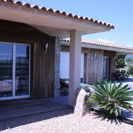 Villa De Caractere En Pierre Et Bois Avec Piscine *