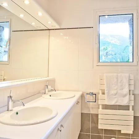 De Caractere En Pierre Et Bois Avec Piscine Villa